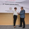 Virginia Iglesias recibe su premio en el ámbito familiar y comunitario de José A. Rodríguez, vicepresidente II del CGE.
